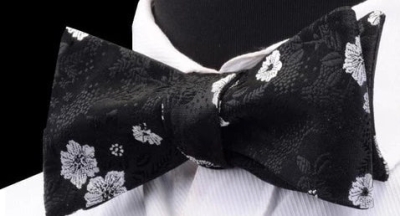 Schwarze Fliege zum Selbstbinden aus Seide mit Blumenmuster