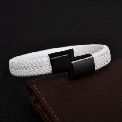 Weißes und schwarzes geflochtenes Lederarmband