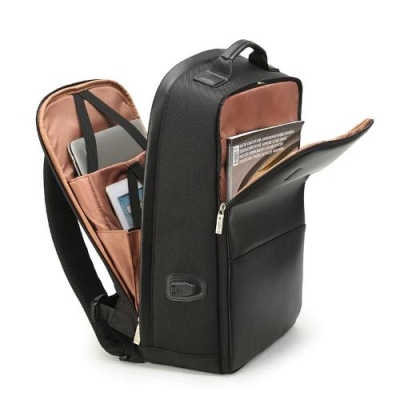 Ganz schwarzer Rucksack