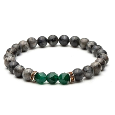 Elegantes Armband mit grünem Stein
