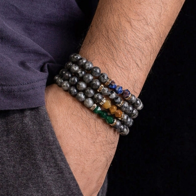 Elegantes Armband mit grauem Stein