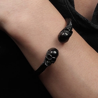 Schwarzes Totenkopf-Manschettenarmband