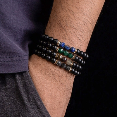 Elegantes Armband mit grünem Stein