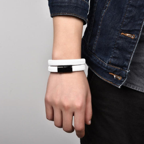 Weißes und schwarzes geflochtenes Lederarmband