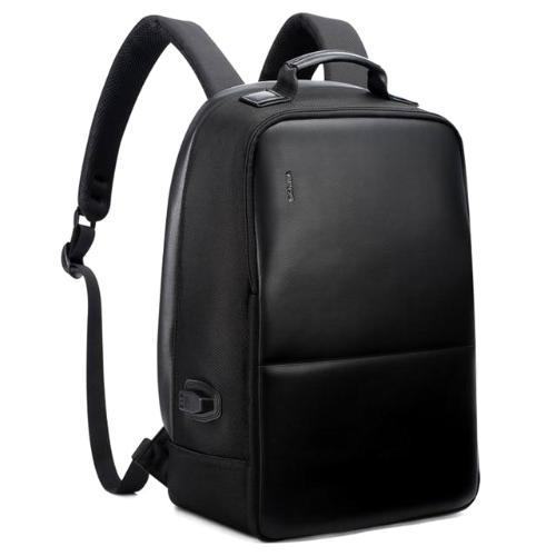 Ganz schwarzer Rucksack