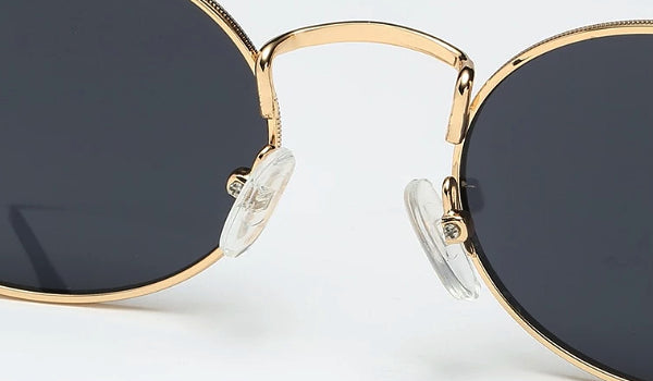 Schwarze ovale Sonnenbrille