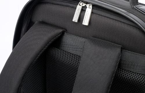 Ganz schwarzer Rucksack