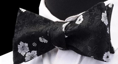 Schwarze Fliege zum Selbstbinden aus Seide mit Blumenmuster