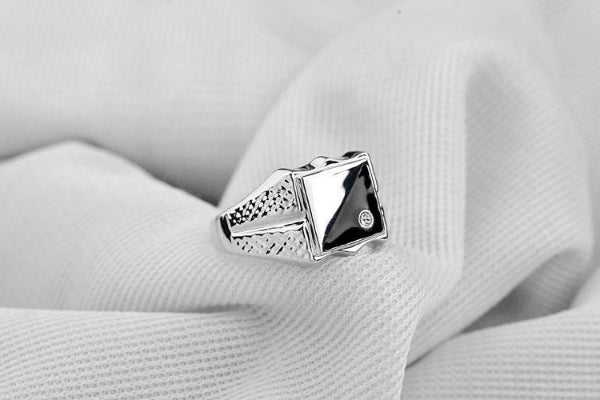 Schwarz-weißer Ring am kleinen Finger