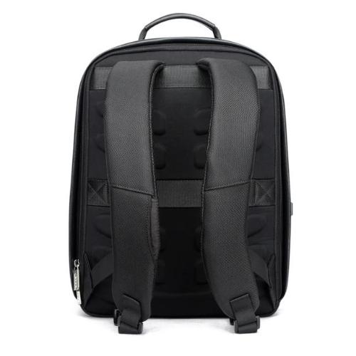 Ganz schwarzer Rucksack