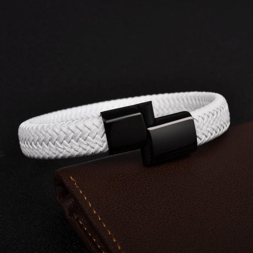 Weißes und schwarzes geflochtenes Lederarmband