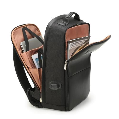 Ganz schwarzer Rucksack