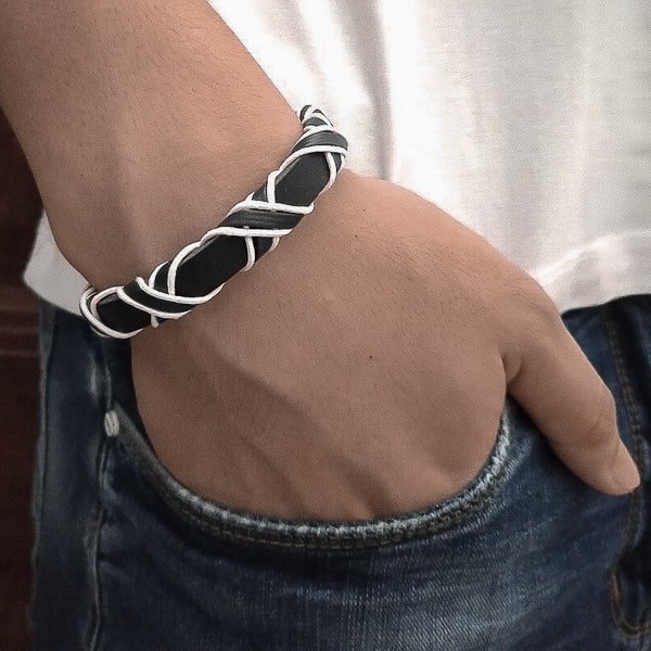 Schwarz-weißes Leder-Schnürarmband