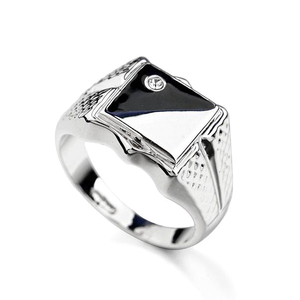 Schwarz-weißer Ring am kleinen Finger