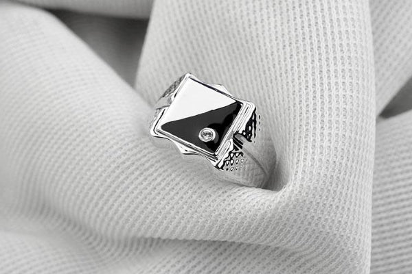 Schwarz-weißer Ring am kleinen Finger